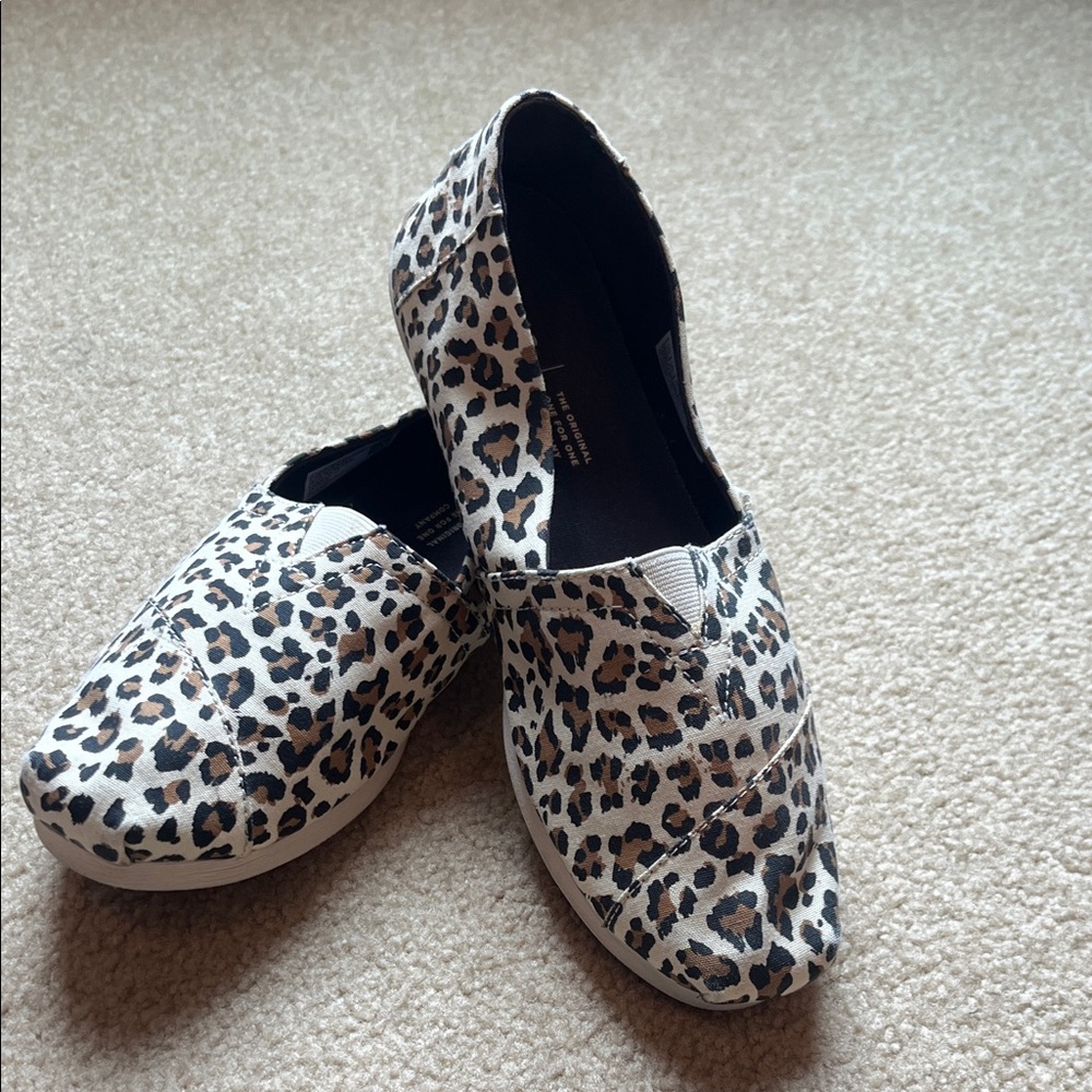 Leopard Print Tom’s Slip-On Shoes